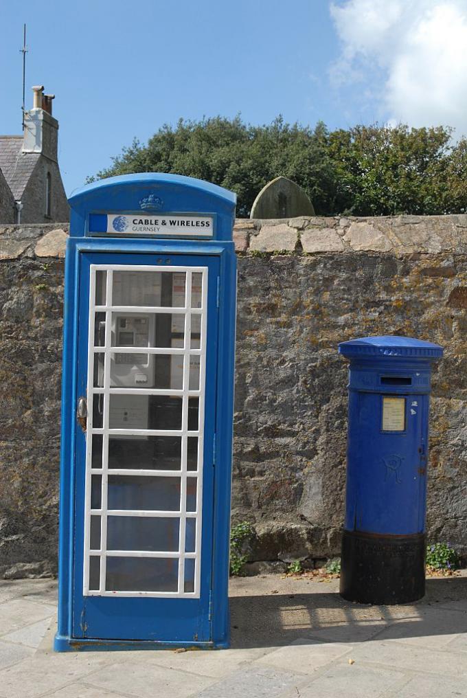 オルダニー島の島、ガーンジーの専門領域の部分のセントアンナの電話ボックス
